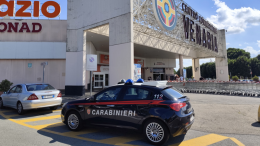 Assalto alla gioielleria nella galleria del centro commerciale: banditi in fuga con i gioielli