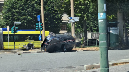 Incidente in corso Agnelli, auto si ribalta dopo uno scontro