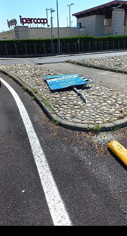 Cuorgnè, abbatte i cartelli e si dà alla fuga, l'appello del vicesindaco: «Ora basta, ci vuole più educazione»