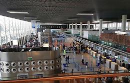 Ogni aeroporto sembra avere regole diverse: il caos dei liquidi a bordo dell'aereo