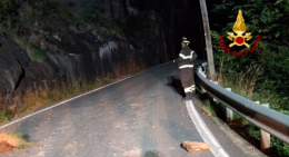 Frana notturna a Crodo, detriti sulla Statale 659 della Val Formazza