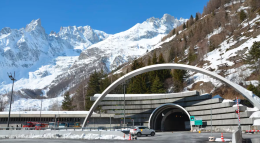 Traforo del Monte Bianco bloccato per mezz’ora: auto in avaria nella galleria
