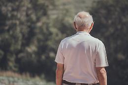 Nichelino, il nonno derubato con la scusa di un abbraccio