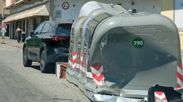 Barriera di Milano, auto si schianta contro le ecoisole e poi si dà alla fuga