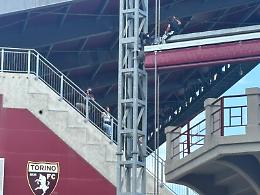 Si arrampica sulle vele dello stadio Filadelfia e minaccia di buttarsi nel vuoto - VIDEO