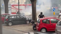 Auto in fiamme in corso Trapani: vigili del fuoco in azione per domare le fiamme (video)