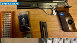 Barriera di Milano, nascondeva in casa droga, armi e merce contraffatta: arrestato 24enne