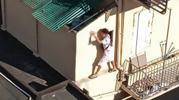Appeso alla facciata per andare a drogarsi. «Ecco l’ultima  follia a Barriera di Milano»
