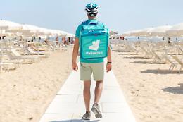 Il pranzo arriva in spiaggia: boom di delivery sotto l’ombrellone