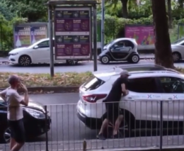 Cercano di aprire un taxi parcheggiato: scappano dopo essere stati ripresi da un residente