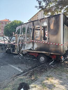 Scoppio nel cuore della notte: a fuoco un camioncino in Vanchiglietta