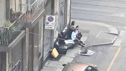 Spunta un altro divano in strada. Ecco l’ultima strana moda di Torino