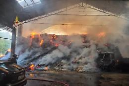 Castagnole Monferrato, balle di fieno in fiamme in un capannone: vigili del fuoco in azione