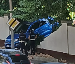 Torino: Fiat 600 sfonda il muro dello sporting, conducente ferita lievemente