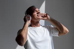 Non risponde alle chiamate e la moglie chiama i soccorsi, stava ascoltando musica con le cuffie