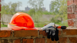 Ciriè, muratore in nero abbandonato nei campi: tre indagati e cantiere sotto sequestro