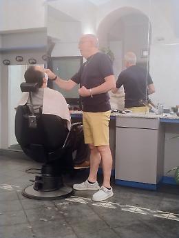 Sessant'anni di forbici e confessioni: le storie tra barba e capelli di Mimmo