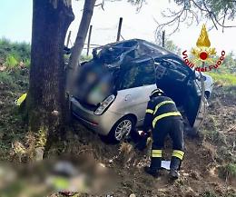Biella, si schianta con l’auto contro un albero e finisce in ospedale