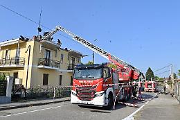 Pianezza, incendio in via Moncenisio: tetto distrutto in una palazzina bifamiliare - FOTO