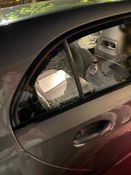 Vandalizzano la macchina parcheggiata di fronte al "One", i ladri non rubano gli oggetti di valore, si portano via soltanto i bulloni antifurto dei cerchi