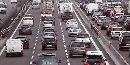 Al via il bollino rosso sulle strade per Ferragosto, gli italiani si chiedono quando è meglio partire, ecco la risposta