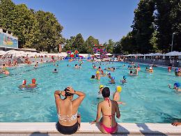 Un giorno in piscina, spiaggia dei torinesi che restano in città