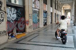 I turisti e i torinesi a spasso tra graffiti, senza tetto e tende