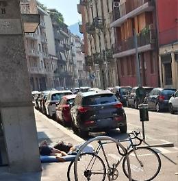 Piazza Nizza, Intesa San Paolo diventa bivacco per tossicodipendenti: richiesta di azioni dal comune