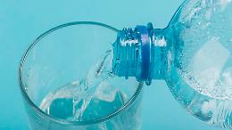 Perché le bottigliette d'acqua hanno la data di scadenza?