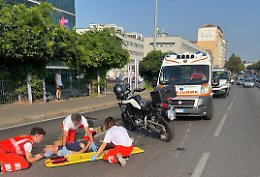 Sbanda con la moto e sbatte sul cordolo: motociclista finisce al Cto