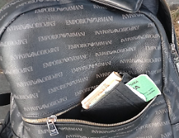 Netturbino trova zaino Armani con 950 euro e lo porta ai carabinieri: proprietario ritrovato