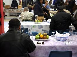 A Torino mensa estiva per i più fragili: oltre 200 pasti al giorno in via Ghedini