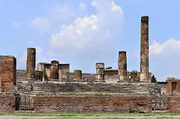 Turista scozzese si infila nello zaino sei pietre di Pompei: denunciato per furto aggravato