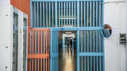 Ivrea, esplode la disperazione di un detenuto: otto agenti feriti