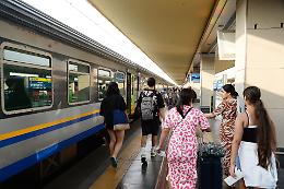 In viaggio sui vagoni caldi (o freddi) e  sovraffollati «ma il treno per la Liguria migliora»