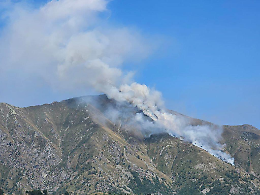 Brucia il monte Vaccarezza, ansia nelle Valli di Lanzo 