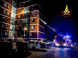 Mirafiori, incendio al quinto piano di un palazzo: morto un uomo 