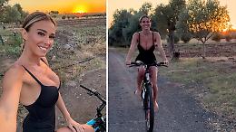 Diletta Leotta in bici in Sicilia: tutina total black e pedalata da diva