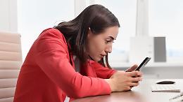 Smartphone e strabismo, cresce un nuovo disturbo visivo: a rischio anche gli adulti