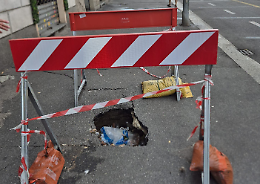 La buca è lì da 9 mesi, nessuno la ripara e i residenti ora la "tappano"