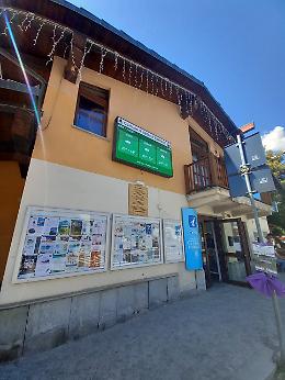Un nuovo ledwall trasforma l’informazione turistica a Cesana Torinese