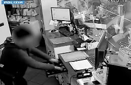 Preso l'uomo delle spaccate: ha 34 anni e ha messo a segno sette colpi nei negozi