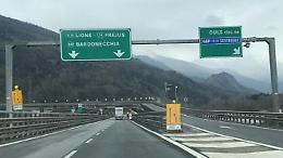 Incidente tra auto allo svincolo dell'A32: feriti lievi