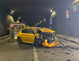 Auto contro il muro nel sottopasso Donat-Cattin: ferita una 27enne