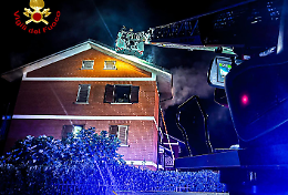 Muore a 28 anni nell'incendio della palazzina a Rivalta: il padre è in ospedale 