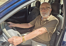 Giorgio, 93 anni, ha la patente dal 1955: «Ma oggi molti anziani non dovrebbero più guidare»