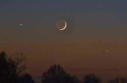 Il cielo d’agosto regala un bacio tra Luna, Venere e Giove: ecco come ammirarlo