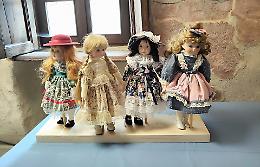 A Novalesa, 170 bambole in mostra: la collezione di una vita di due cittadine con pezzi antichi, artigianali e persino Barbie storiche