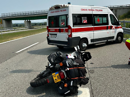 Incidente in moto sulla bretella Ivrea-Santhià ad Albiano: motociclista ferito trasportato in ospedale