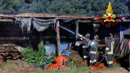 Borgo D’Ale, capanno avvolto dalle fiamme: intervento fondamentale dei vigili del fuoco